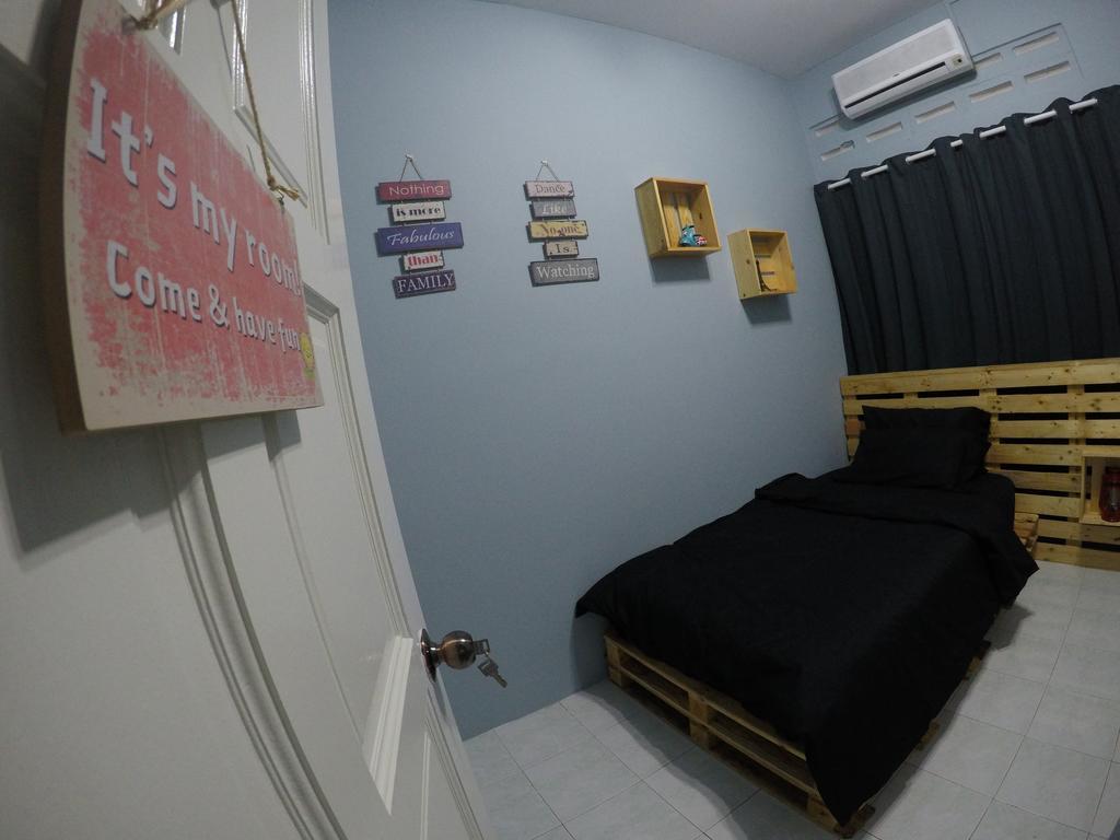 Little Blue House Kemaman Guesthouse Chukai Экстерьер фото